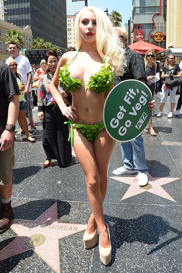 Courtney Stodden held a sign that read Get Fit, Go Veg!