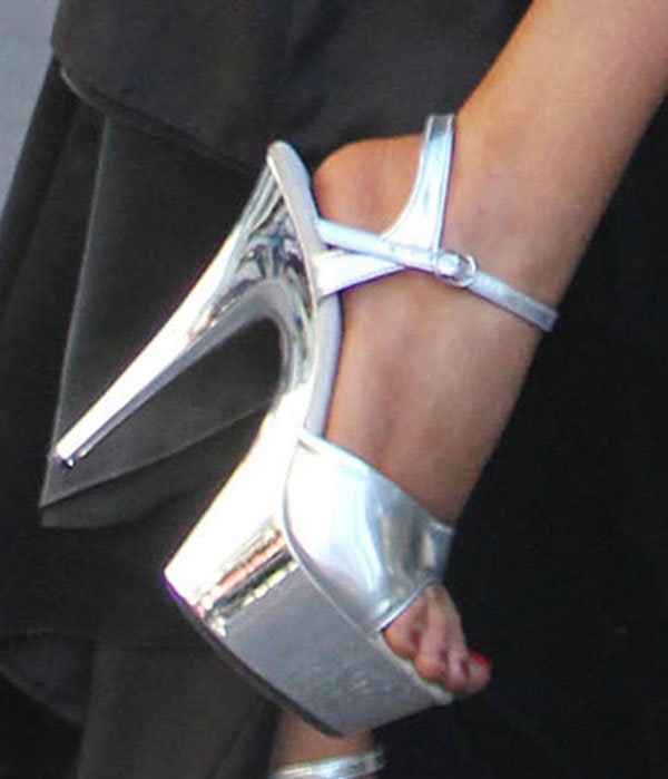 Courtney Stodden shows off her feet in metallic silver heels