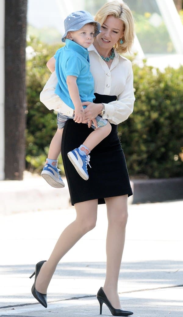 Elizabeth Banks was dressed nicely in a white button blouse, a black pencil skirt, and classic black pumps