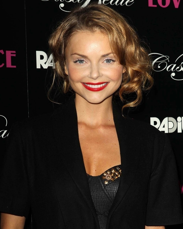 Izabella Miko complemented her red carpet look with a vintage-inspired hairstyle featuring soft, voluminous curls swept to the side, paired with classic, bold red lipstick and subtle eyeliner for a timeless yet glamorous finish
