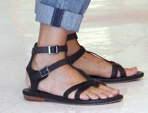 Jessica Alba showed off her feet in black Matt Bernson KM gladiator sandals