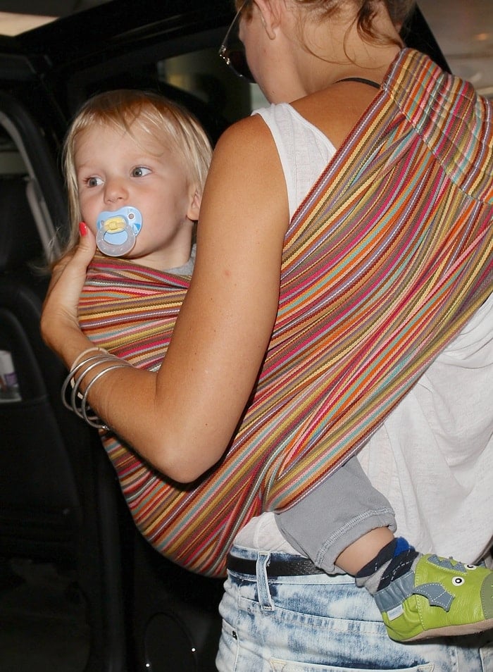Kate Hudson keeping her tiny tot close with a really cute sling