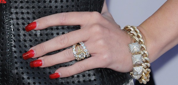 Miley Cyrus shows off her breathtaking 3.5 carat diamond engagement ring