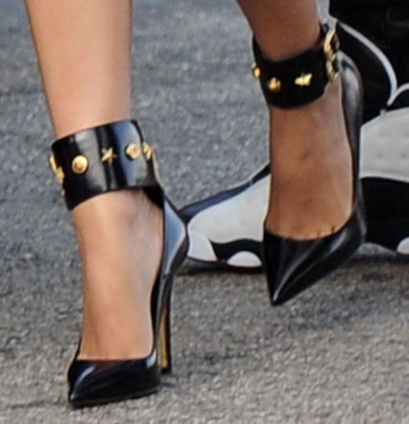 Nicki Minaj Finishes Black-and-Gold Look With Versace Pumps