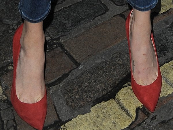 Amanda Seyfried's toe cleavage in Brian Atwood Cassandra pumps