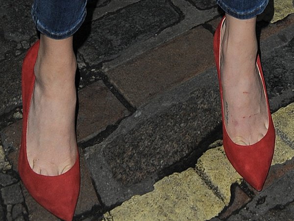 Amanda Seyfried's toe cleavage in Brian Atwood Cassandra pumps