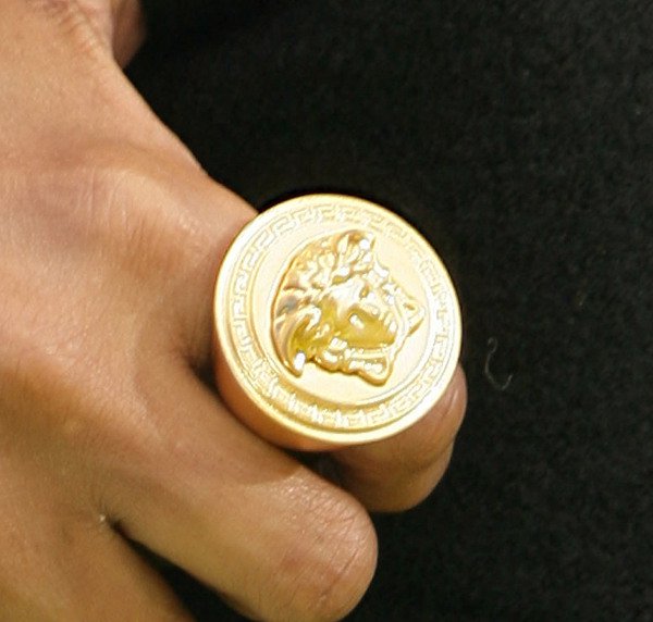 Jennifer Hudson showing off her Versace ring