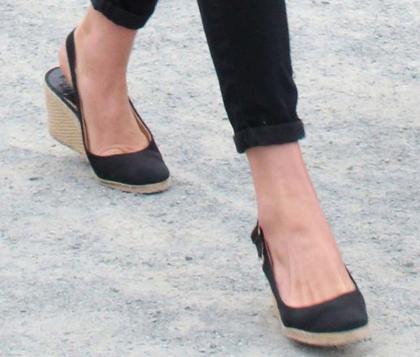 Kate Middleton shows off her feet in black Pied a Terre slingback wedges