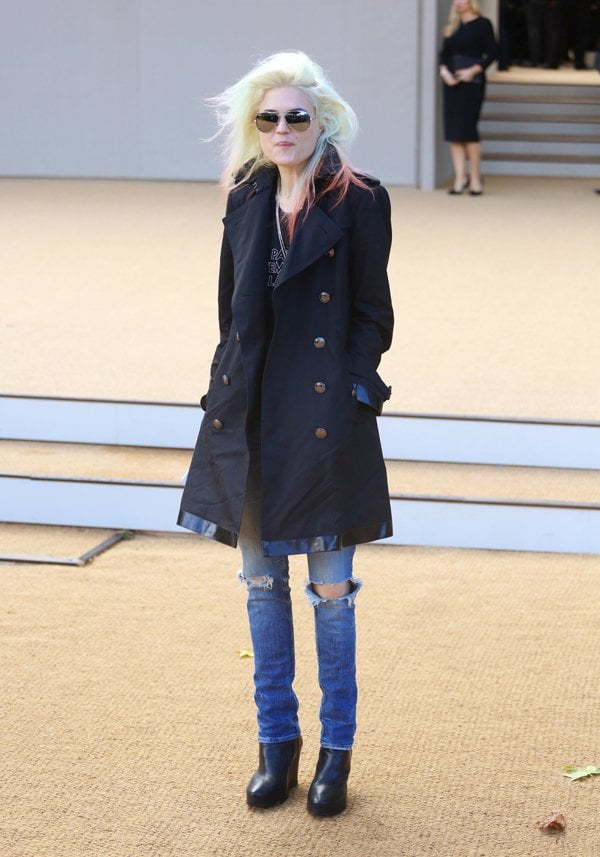 Bringing rocker-chic vibe to the show was Alison Mosshart, who chose to pair her cute navy coat with distressed jeans and a black shirt