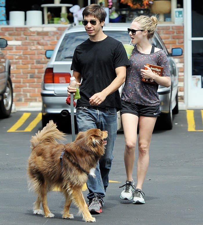 Amanda Seyfried and new boyfriend Justin Long on a date at a Los Angeles park. The new couple were spotted buying treats for Seyfried's dog Finn and hanging out with friends, before stopping for a romantic lunch out in Los Angeles, California, on August 31, 2013