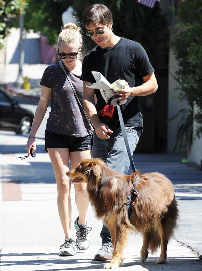 Amanda Seyfried and new boyfriend Justin Long on a date at a Los Angeles park. The new couple were spotted buying treats for Seyfried's dog Finn and hanging out with friends, before stopping for a romantic lunch out in Los Angeles, California, on August 31, 2013