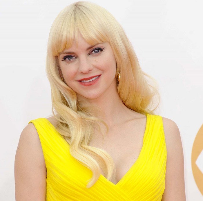 Anna Faris rocks a bright yellow gown at the 2013 Emmy Awards