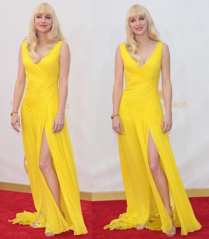 Anna Faris styles her blonde hair with bangs on the red carpet of the Emmys