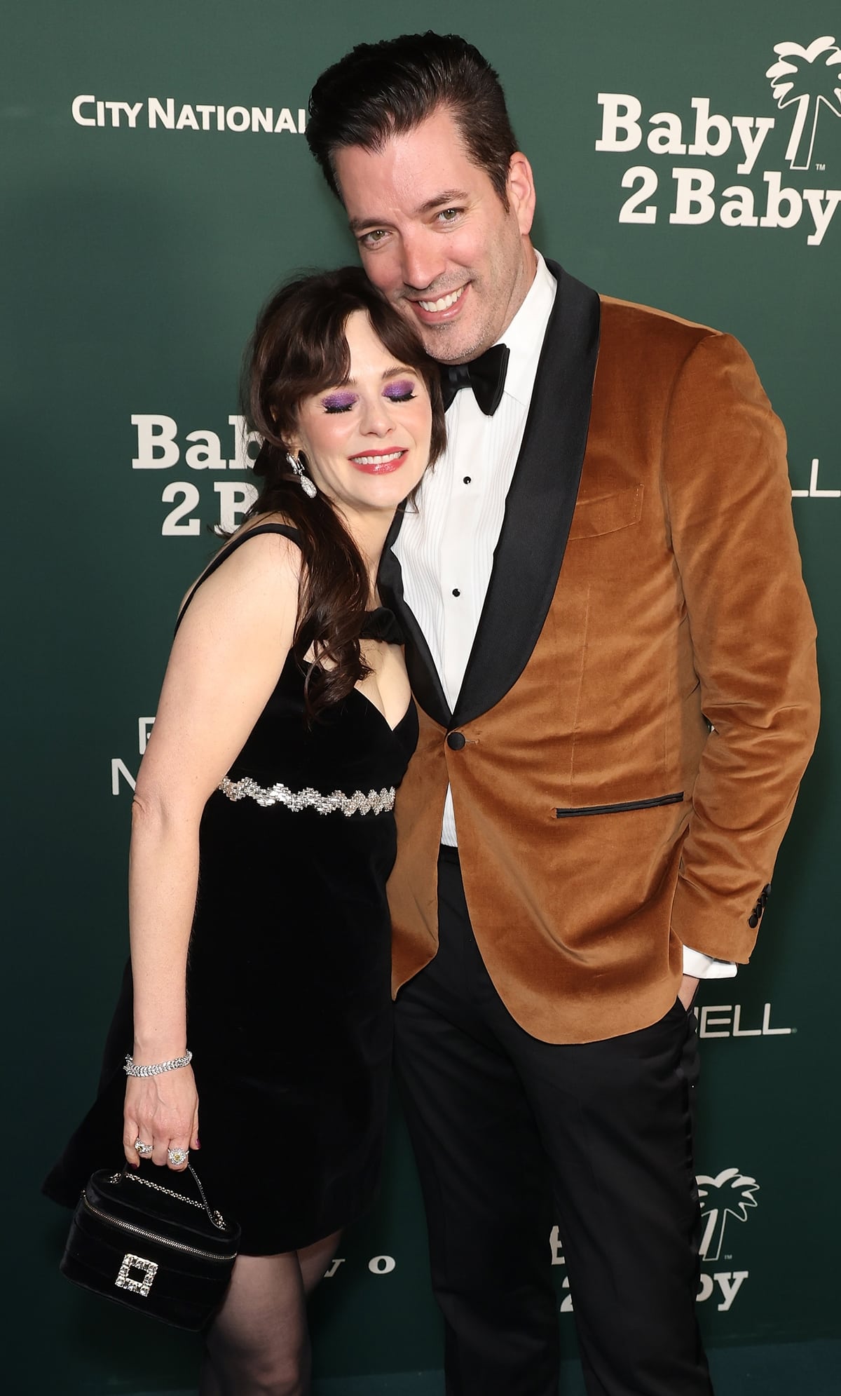 Jonathan Scott is approximately 30.5 centimeters (about 12 inches) taller than Zooey Deschanel