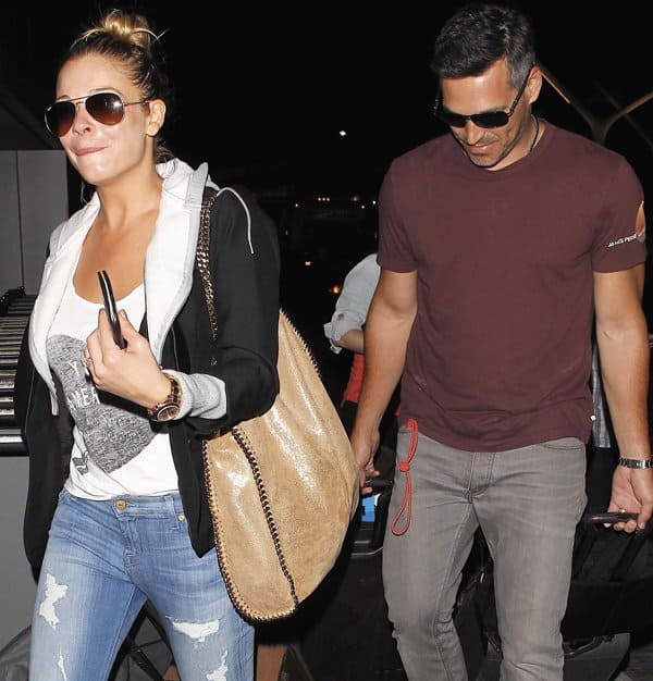 Celebrity airport spotting: LeAnn Rimes with Eddie Cibrian at LAX, showcasing laid-back denim style