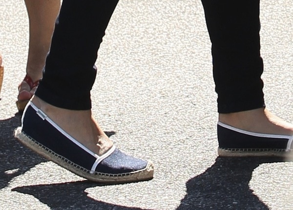 Mila Kunis in denim canvas shoes