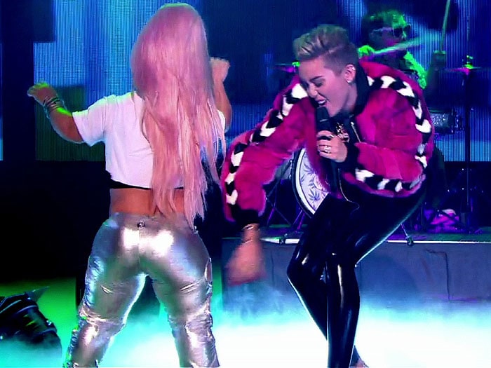 Miley Cyrus spanking a dwarf performing with her on the Alan Carr: Chatty Man show