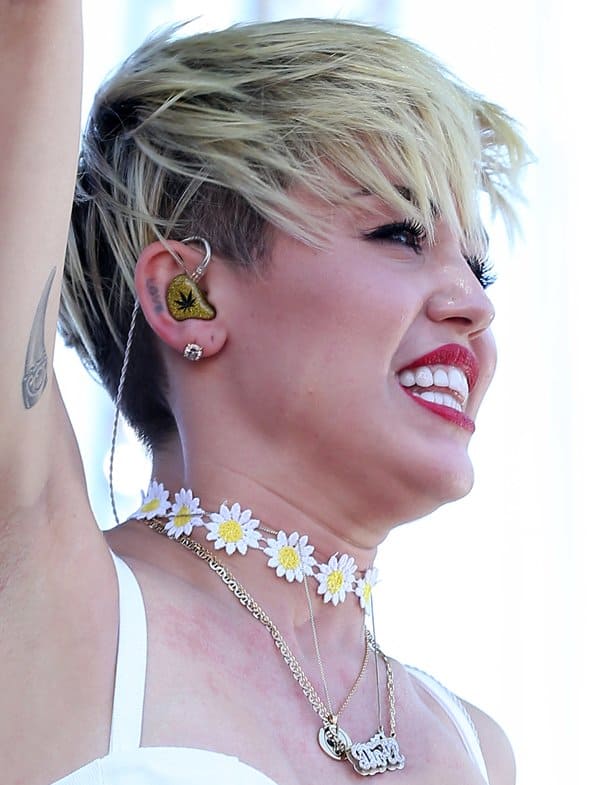 Miley Cyrus shows off her choker sunflower necklace