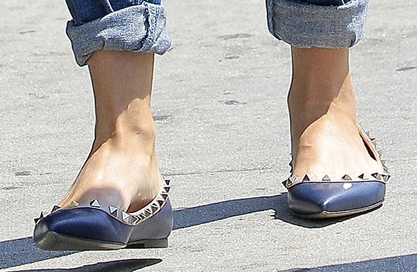Reese Witherspoon shows off her new pair of go-to shoes