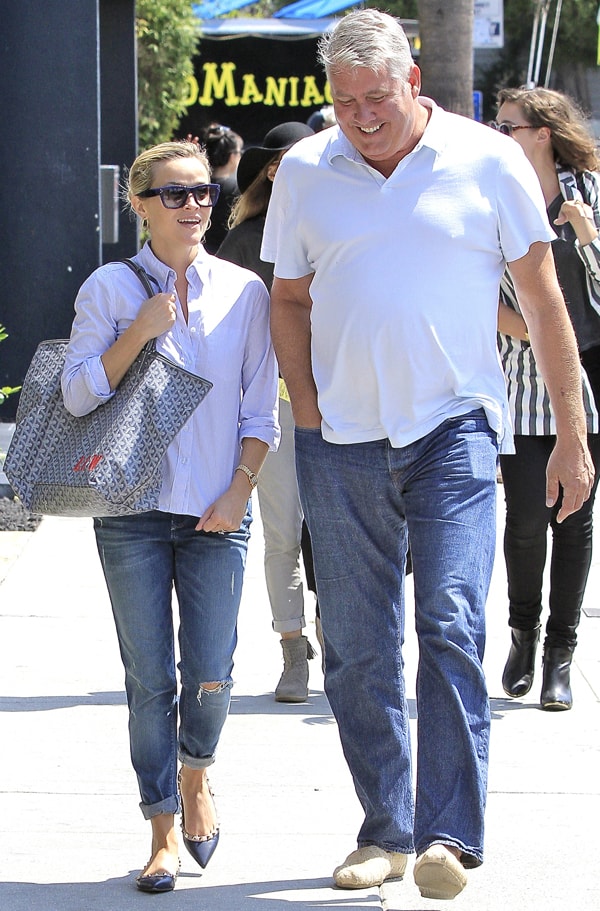 Casual Chic: Reese Witherspoon spotted enjoying lunch with a friend in Venice, California, showcasing her preppy style with effortless grace on September 10, 2013