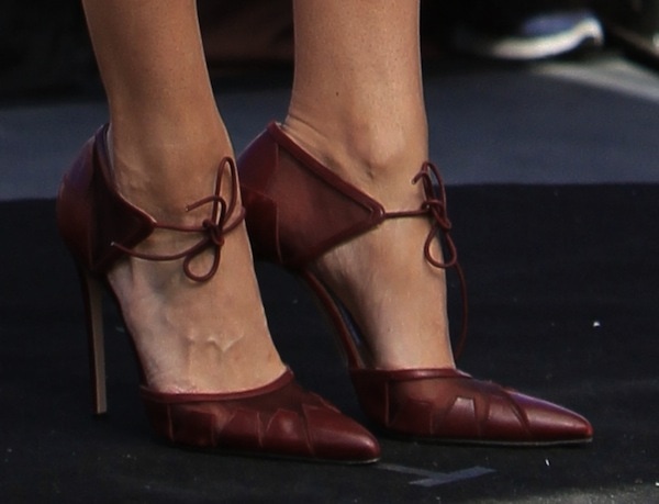 Eva Mendes's feet in burgundy Bionda Castana pumps