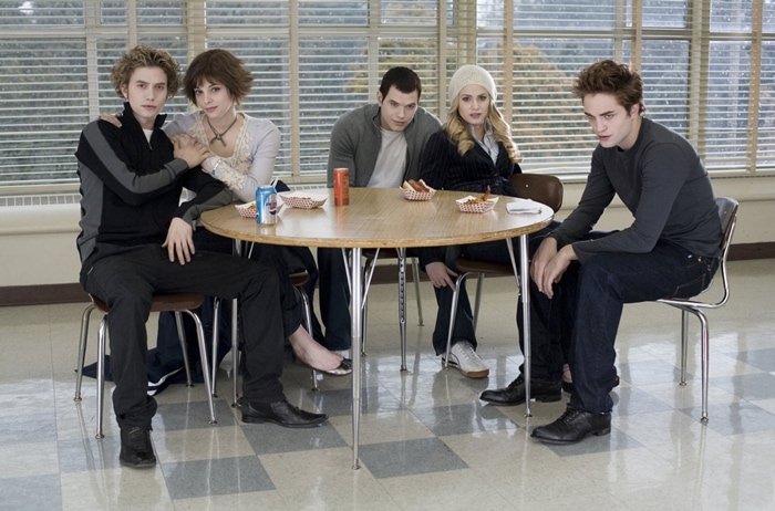 Ashley Greene with her co-stars Jackson Rathbone, Kellan Lutz, Nikki Reed, and Robert Pattinson in Twilight (2008)