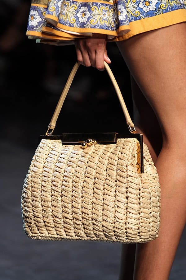The intricate weaving and classic frame design make this bag a perfect accessory for a chic summer look
