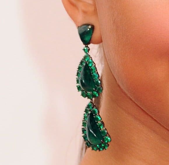 Sarah Hyland's emerald statement earrings by Lorraine Schwartz