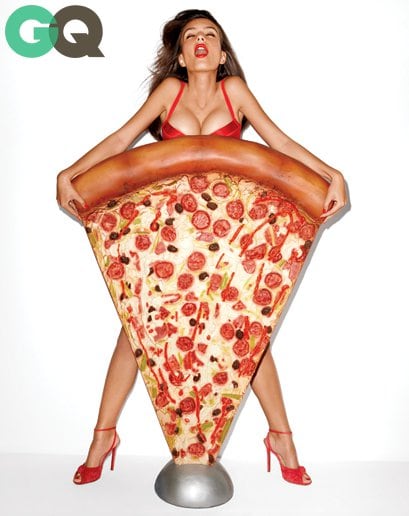 Emily Ratajkowski really loves pizza