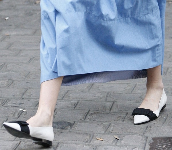 Miranda Kerr wearing a shapeless dress with pointy bow-detailed flats