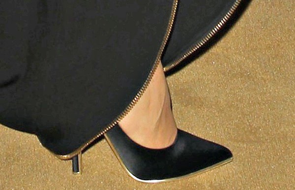 Paz Vega's hot feet in black satin pumps