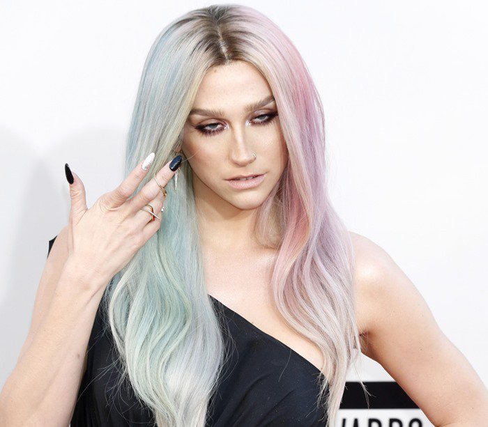 Ke$ha shows off her edgy style with pastel, split-dye hair in blue and pink hues, paired with bold, smoky eye makeup and sharp black and white nails at the 2013 American Music Awards