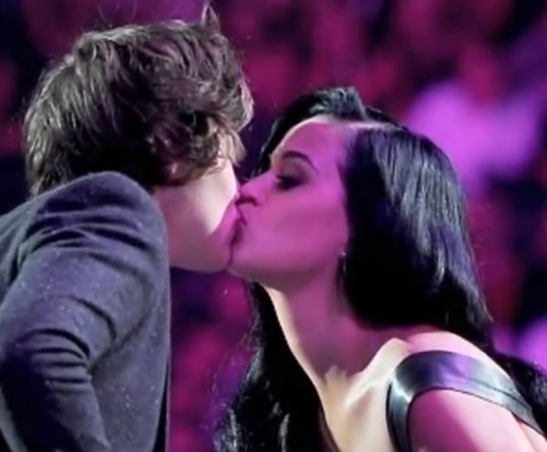 Katy Perry and Niall James Horan kiss during the 2012 MTV Video Music Awards