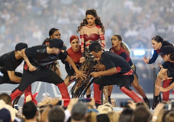 Selena Gomez performs during the Raiders vs. Cowboys Thanksgiving game