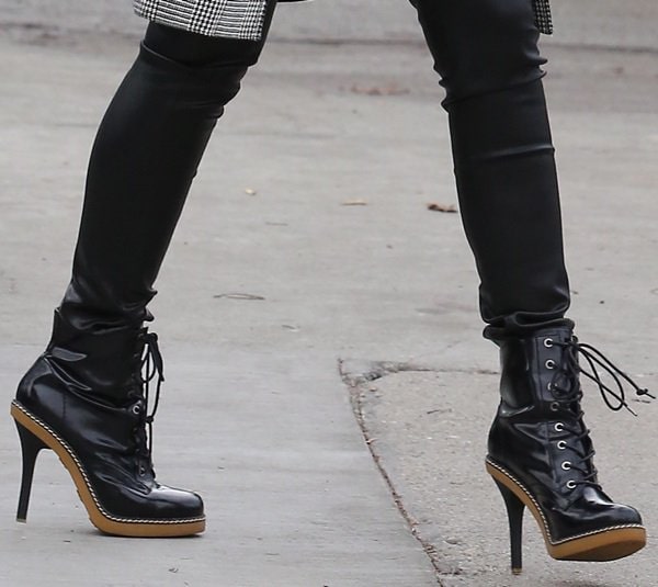 Gwen Stefani's feet in L.A.M.B. boots