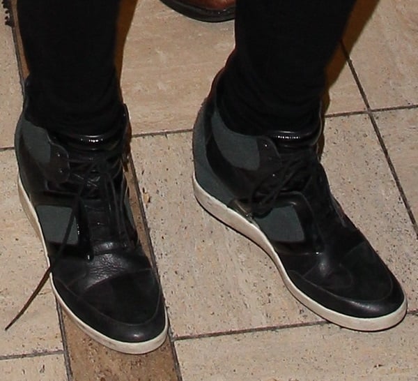 Jennifer wears a pair of wedge sneakers at LAX
