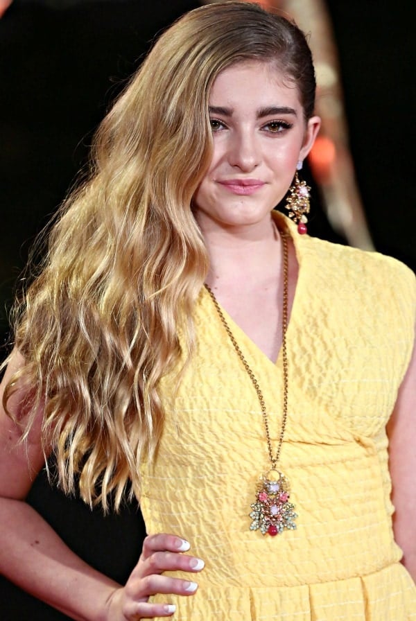 Willow Shields' long soft curls were kept loose and swept to one side