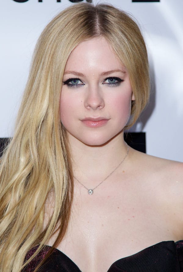 Avril Lavigne's neck accessories were kept to a minimum