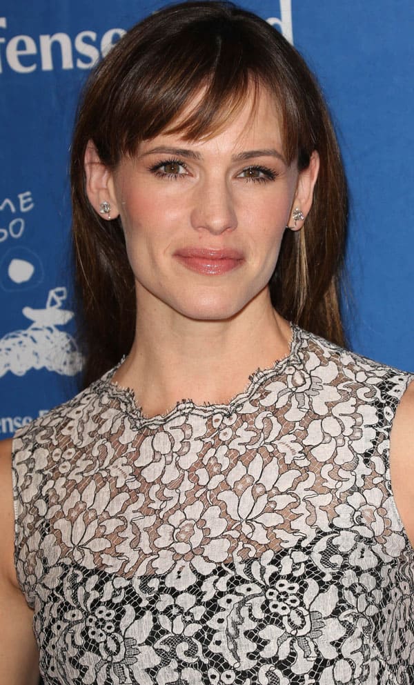 Jennifer Garner's subtle eye makeup highlights her natural beauty, while her soft pink lip color adds a touch of elegance to her overall look at the Beat the Odds Awards