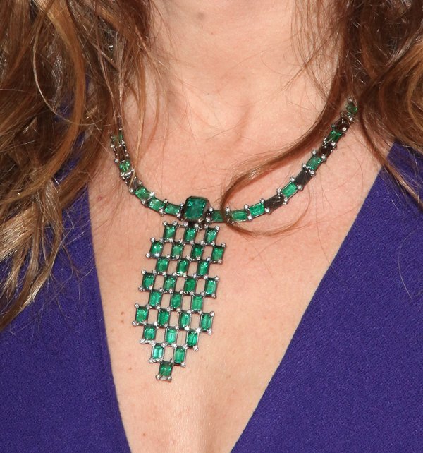 Julia Roberts highlights her look with a striking Wilfredo Rosado necklace featuring vibrant emeralds and shimmering diamonds set in black rhodium-plated gold