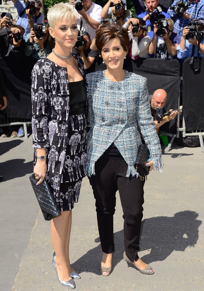Katy during Paris Fashion Week in 2017 with her mother Mary Christine Hudson, whose maiden name is Perry