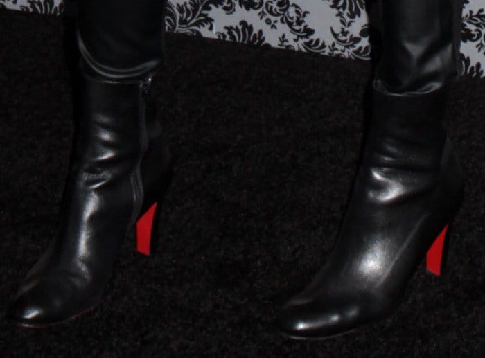Kelly Rutherford wears black leather Christian Louboutin boots on the black carpet