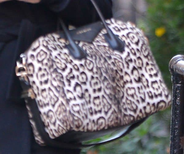 Liv Tyler toting an oversized Givenchy Antigona tote bag