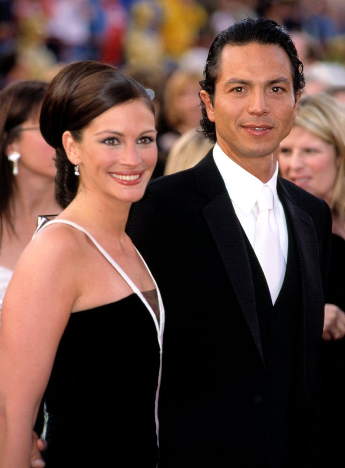 Julia Roberts met Benjamin Bratt in a Manhattan restaurant in 1997 and they dated for nearly 4 years before splitting in June 2001