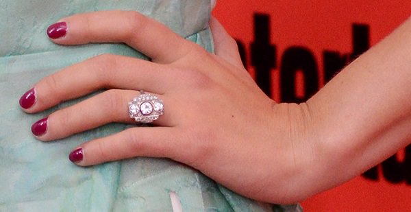 Scarlett Johansson's engagement ring features three round-cut diamonds