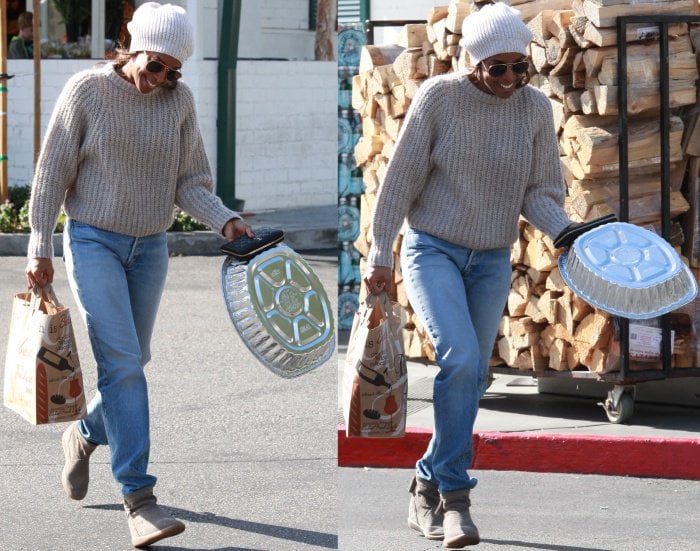 Kelly Rowland wearing Ugg boots with jeans