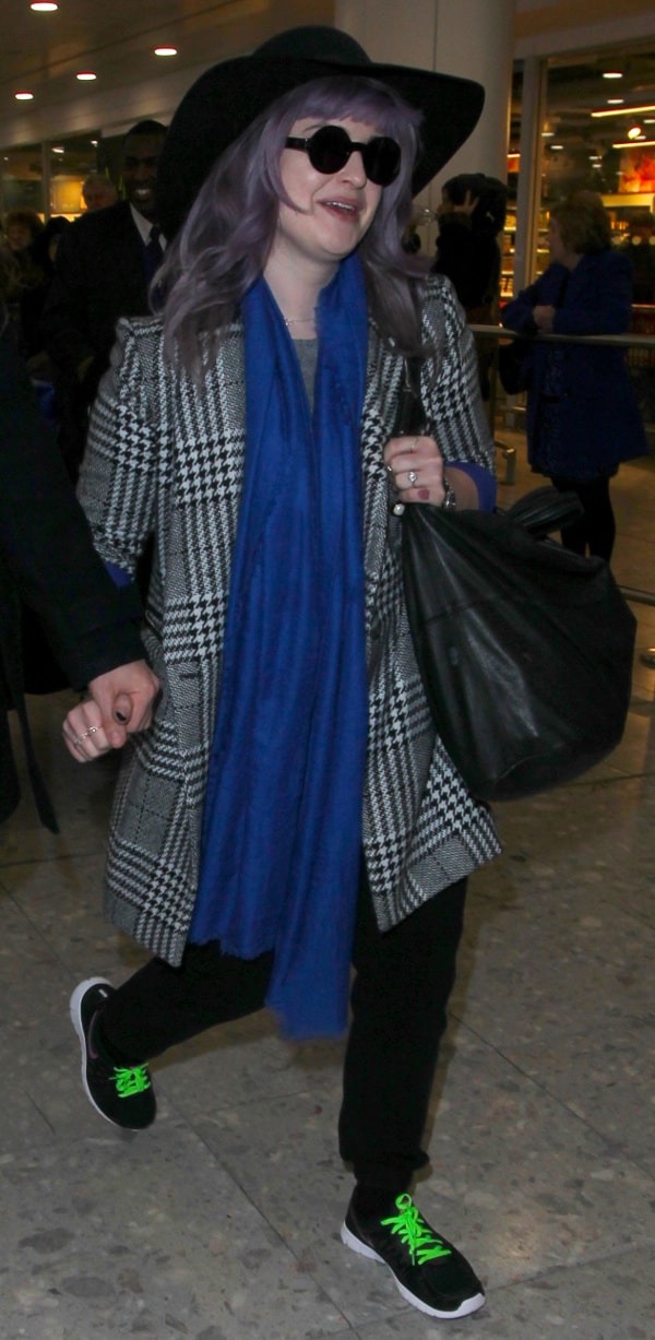 Kelly Osbourne looked stunning in her ensemble, with a striking blue scarf adding a touch of elegance to her appearance