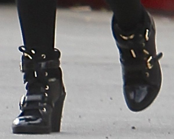 Ariana Grande styled her black leggings with matching wedge sneakers