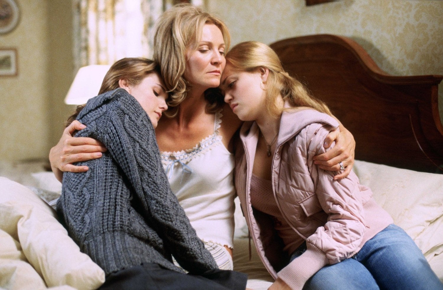 Keri Russell as Emily Wolfmeyer, Joan Allen as Terry Wolfmeyer, and Erika Christensen as Andy Wolfmeyer in the American romantic comedy-drama film The Upside of Anger