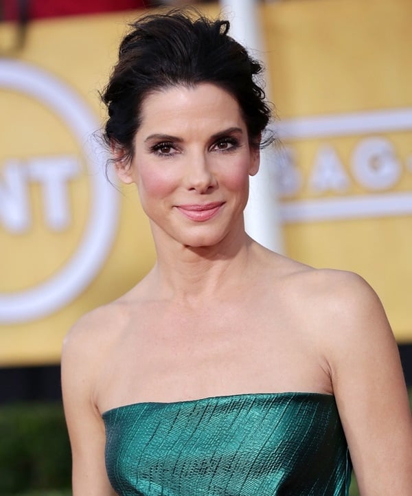 Sandra Bullock without earrings in an emerald green Lanvin gown